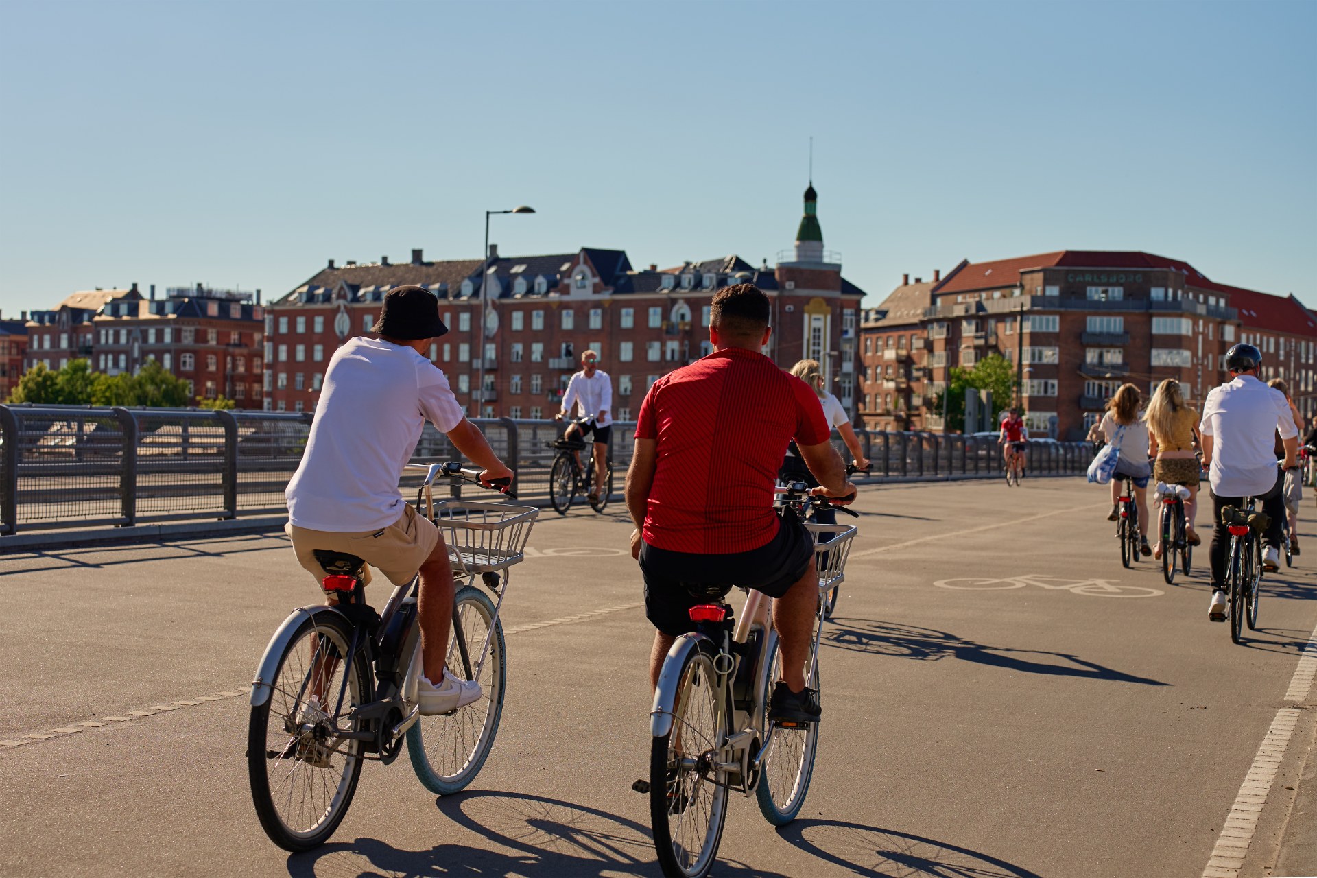Fiatalok bicikliznek egy koppenhágai utcán